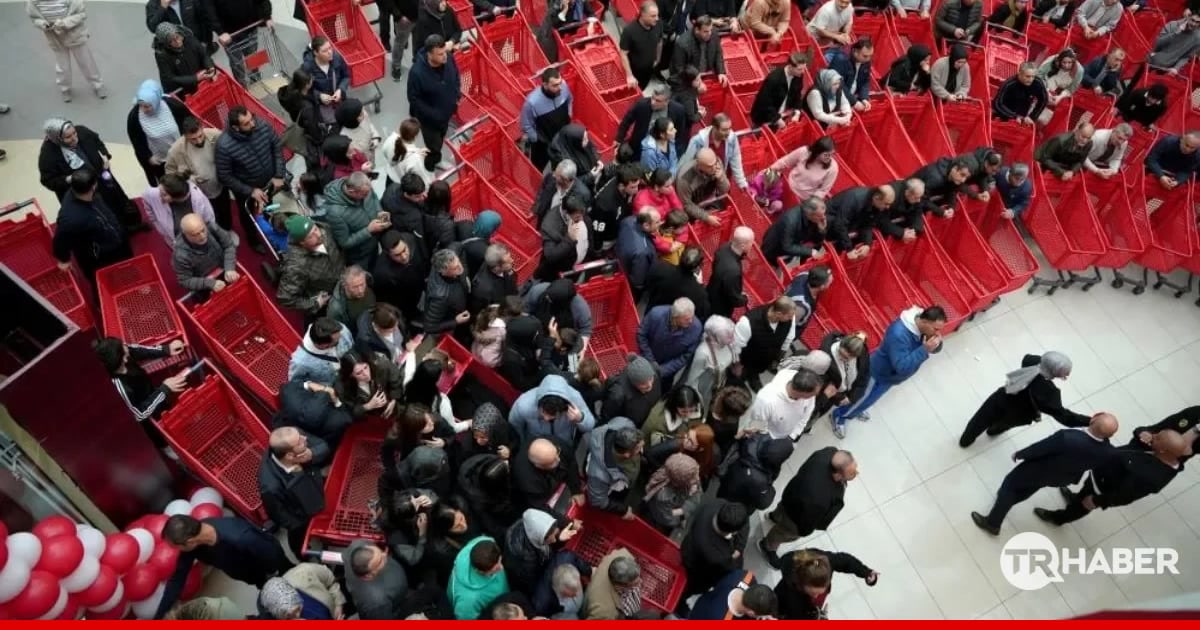 İstanbul Ataşehir'de bir markete hava aydınlanmadan girmek için sıraya girenleri gören dron öyle bir kare yaka