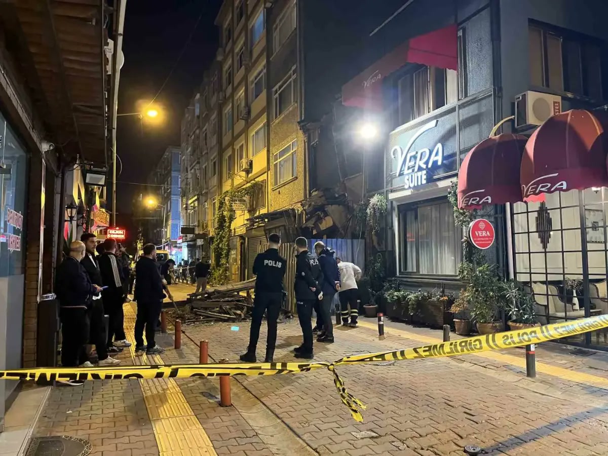 1200x900. Niyazi Bey Sokağı'nda emniyet şeridi, olay yerinde polis ekipleri ve sokağa yığılan moloz; gövde fotoğrafı için ideal.