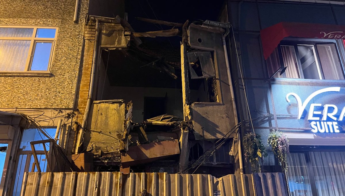 1266x720. Çöken üst katın cepheden yakın karesi, yanında Vera Suite otel tabelası. Temiz.