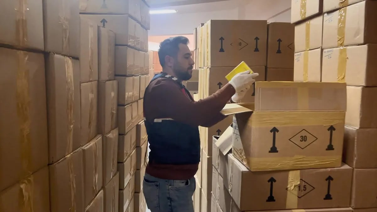 İstanbul Bayrampaşa'da sahte parfüm operasyonu: iki imalathaneden 350 milyon liralık koku çıktı, şişelerin içi