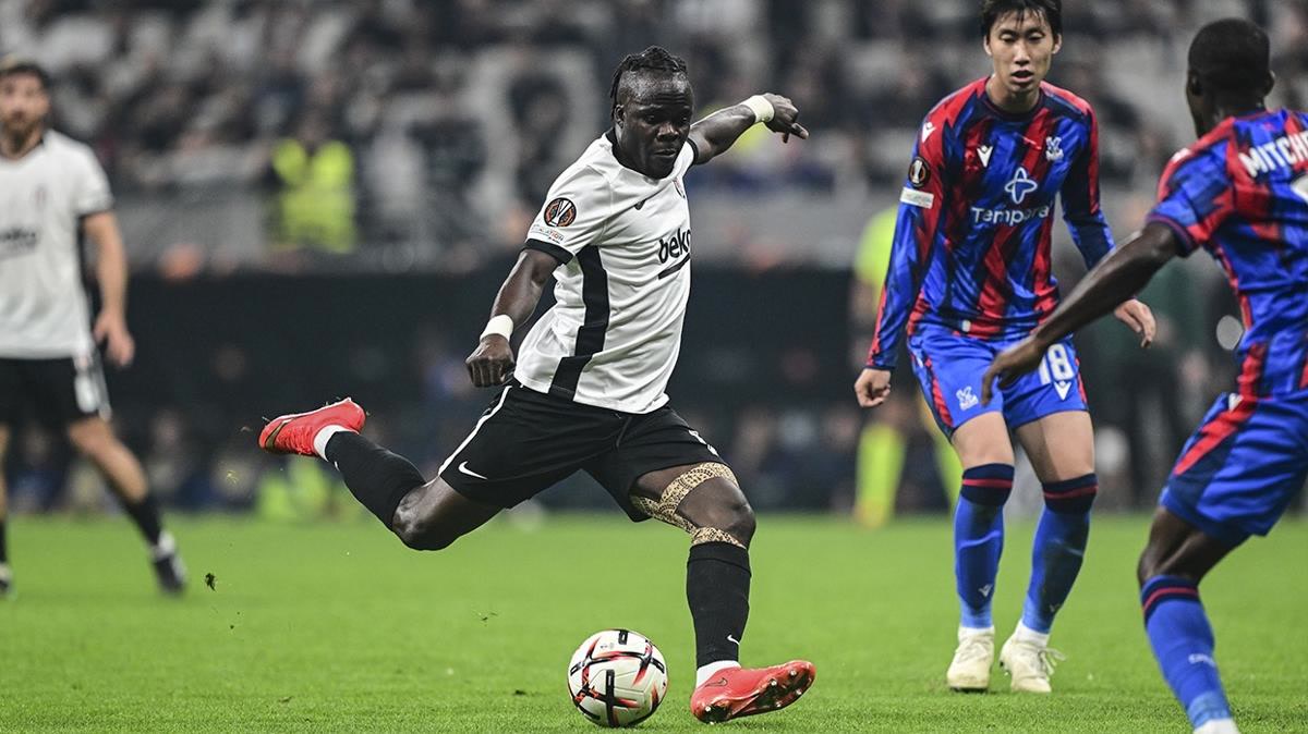 İstanbul'da Beşiktaş Crystal Palace FC maçında Ümit Akdağ 77'de kırmızı gördü: Dolmabahçe'de son bölüm nasıl g