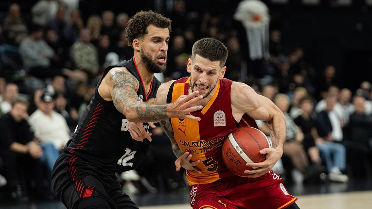 İstanbul'da Beşiktaş-Galatasaray basketbol derbisinde son dakika gerginliği: salonu ayağa kaldıran o üçlükler