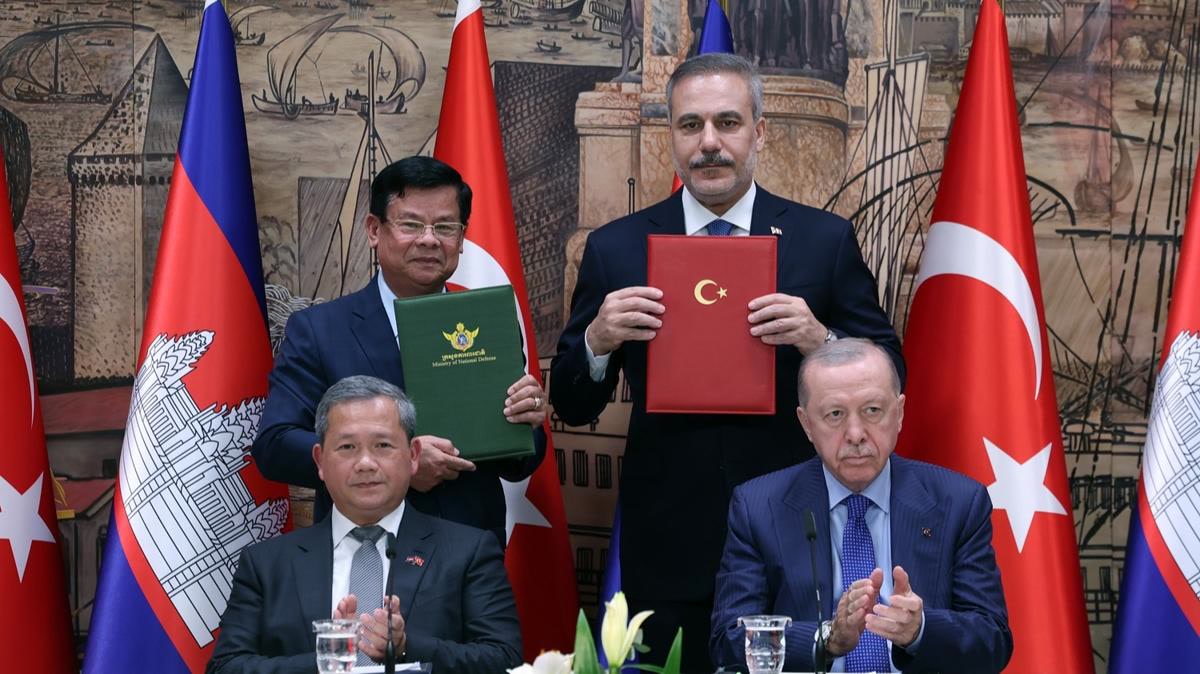 İstanbul Beşiktaş'ta Kamboçya Başbakanı Hun Manet Dolmabahçe'de Recep Tayyip Erdoğan'la görüştü, masada 'asker