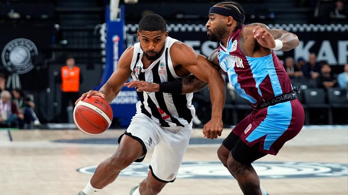 İstanbul'da Beşiktaş-Trabzonspor basketbol maçında biri ilk galibiyetini arıyordu, öbürü yenilmezliğini savunu