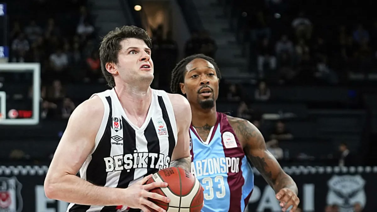 İstanbul'da Beşiktaş-Trabzonspor basketbol maçında biri ilk galibiyetini arıyordu, öbürü yenilmezliğini savunu