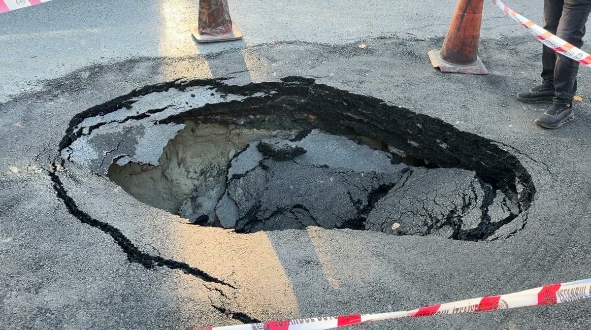 İstanbul Beşiktaş'ta yol çöktü: Çökmeden dakikalar önce okul servisi o noktadan geçmişti