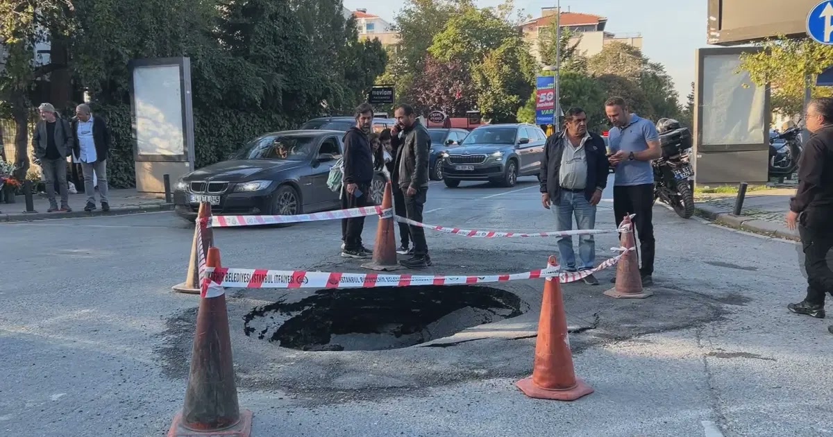 İstanbul Beşiktaş'ta yol çöktü: Çökmeden dakikalar önce okul servisi o noktadan geçmişti