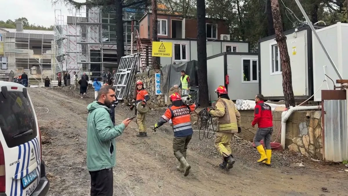 İstanbul Beykoz'da sağanak sonrası okul inşaatındaki kuyuya düşen işçi: kuyudan çıkarılma anı kameraya yansıdı