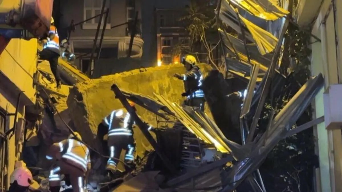 İstanbul'da Beyoğlu bina çöktü: 5 katlı metruk binanın enkazında kim var?