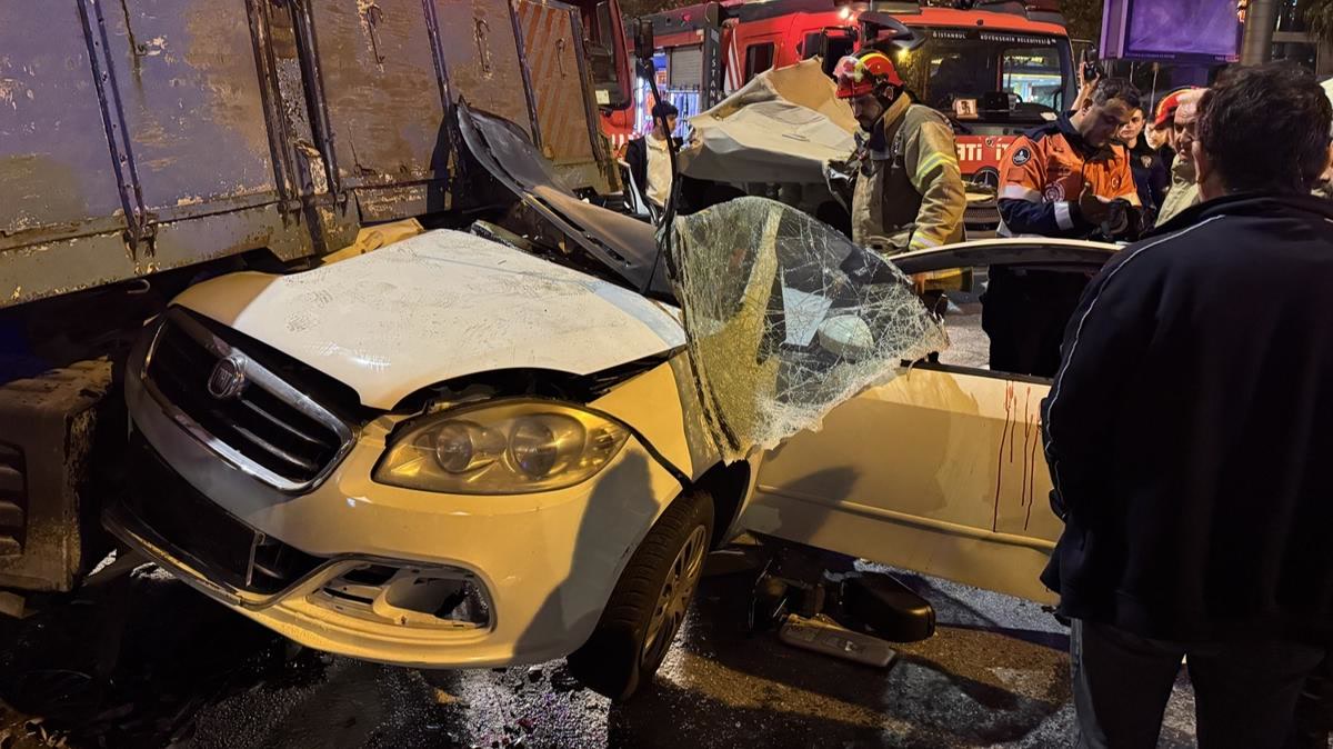 İstanbul Beyoğlu'nda taksiye arkadan çarpan otomobil öyle bir yere girdi ki