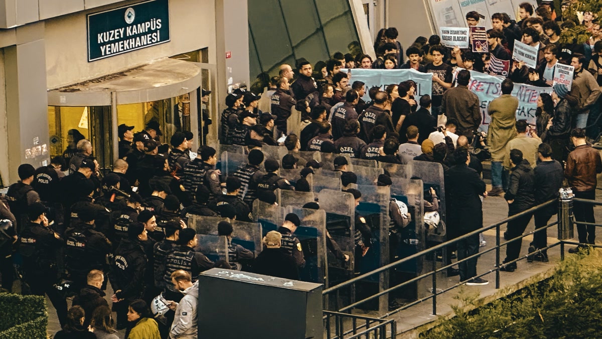 Boğaziçi Üniversitesi Kuzey Kampüs Yemekhanesi önünde polis barikatı ve öğrenciler, 6 Ekim 2026