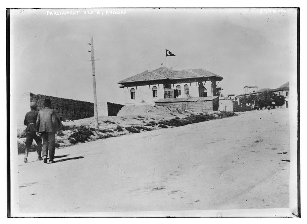 Cumhuriyet'in ilan edildiği dönemde TBMM'nin Ankara'daki ilk binası (arşiv fotoğrafı)