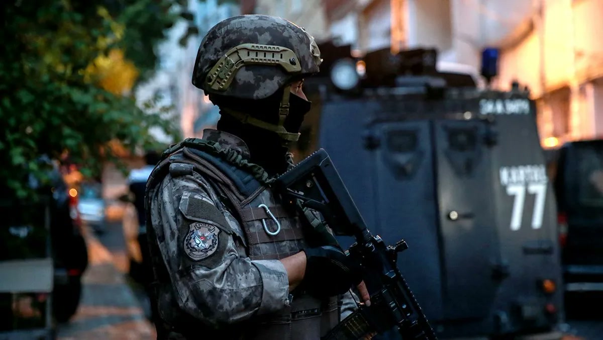 İstanbul'da 7 ilde DHKP-C operasyonu: 27 adres, 18 gözaltı, yıllardır faili bulunamayan 5 eylemin anahtarı meğ