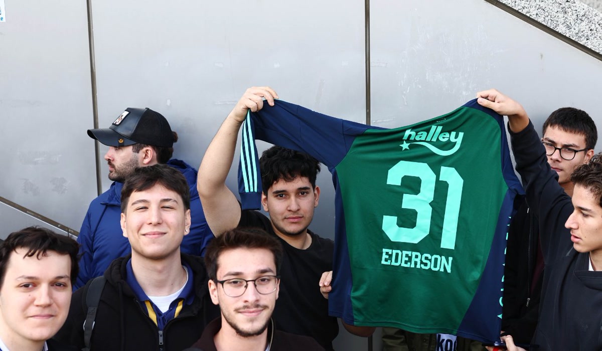 İstanbul Kadıköy'de Ederson için sıra yüzlerce metre uzadı, Fenerbahçe'nin duyurusuyla imza gününün kapısı bir