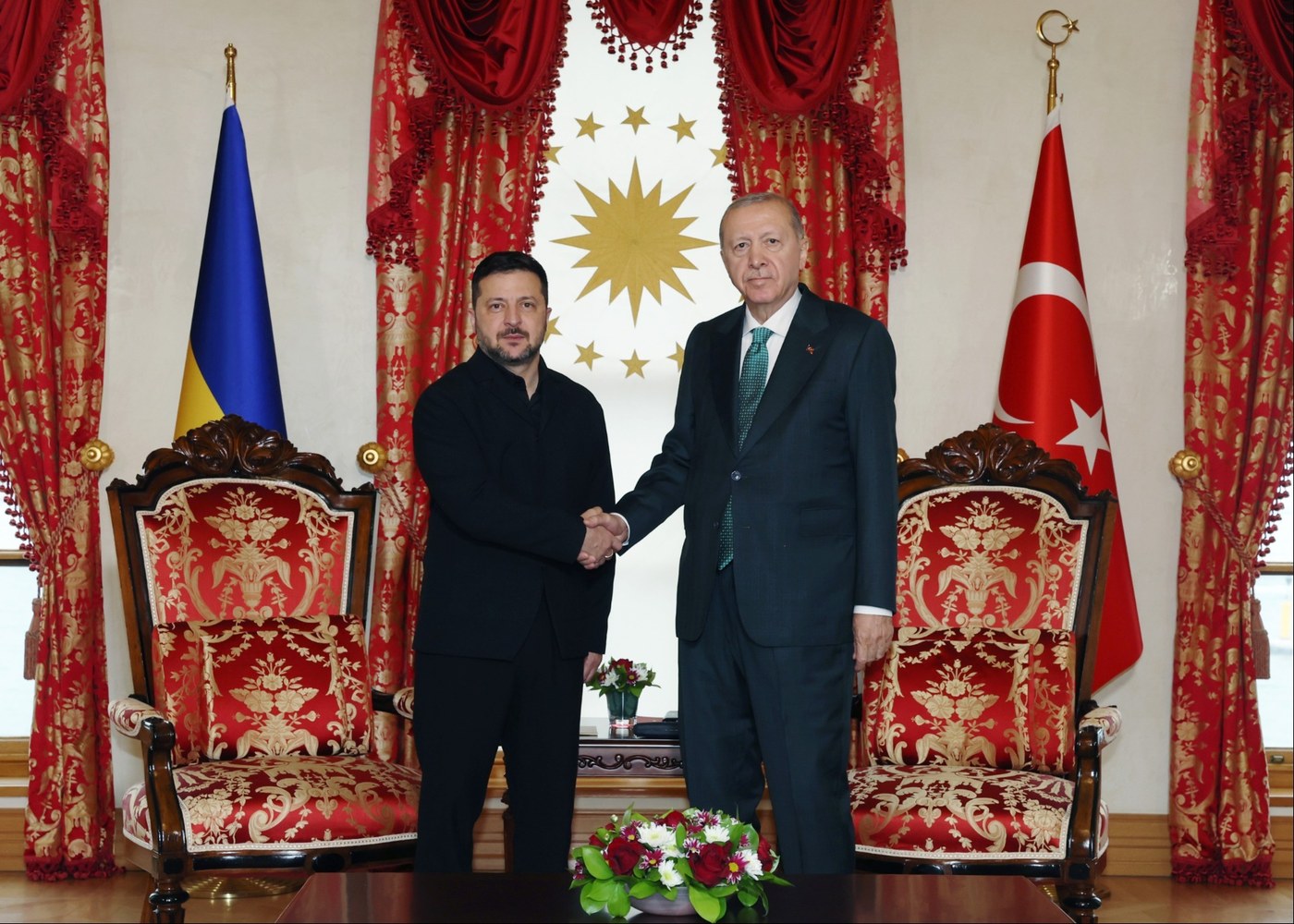 Cumhurbaşkanı Erdoğan ile Ukrayna Devlet Başkanı Zelenski Dolmabahçe'de el sıkışırken