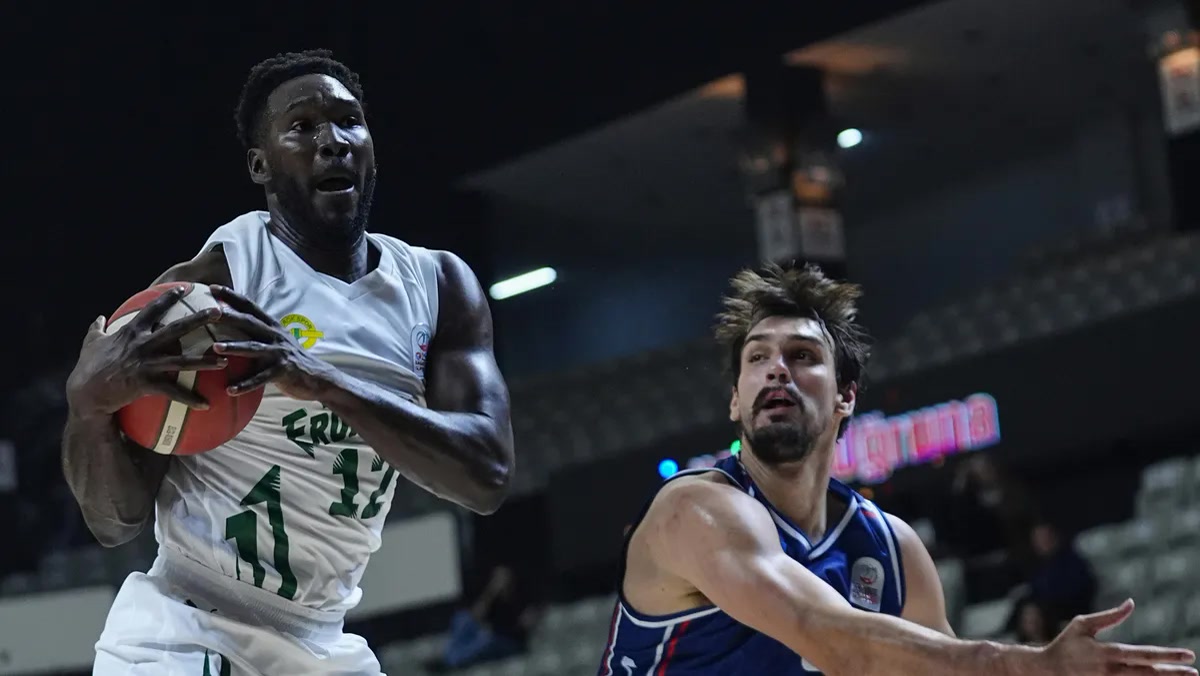 İstanbul'da Esenler Erokspor Anadolu Efes maçında sahasında dev avladı: son periyot nasıl geçti?