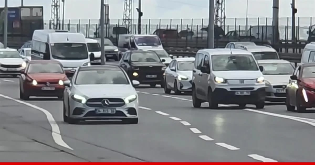 İstanbul Esenyurt'ta gece yarısı feci kaza: taksi önce bariyere sonra elektrik direğine çarptı, şoför Bülent D