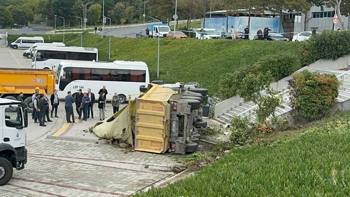 İstanbul Eyüpsultan'da kontrolden çıkan hafriyat kamyonu öyle bir yolculuğa çıktı ki
