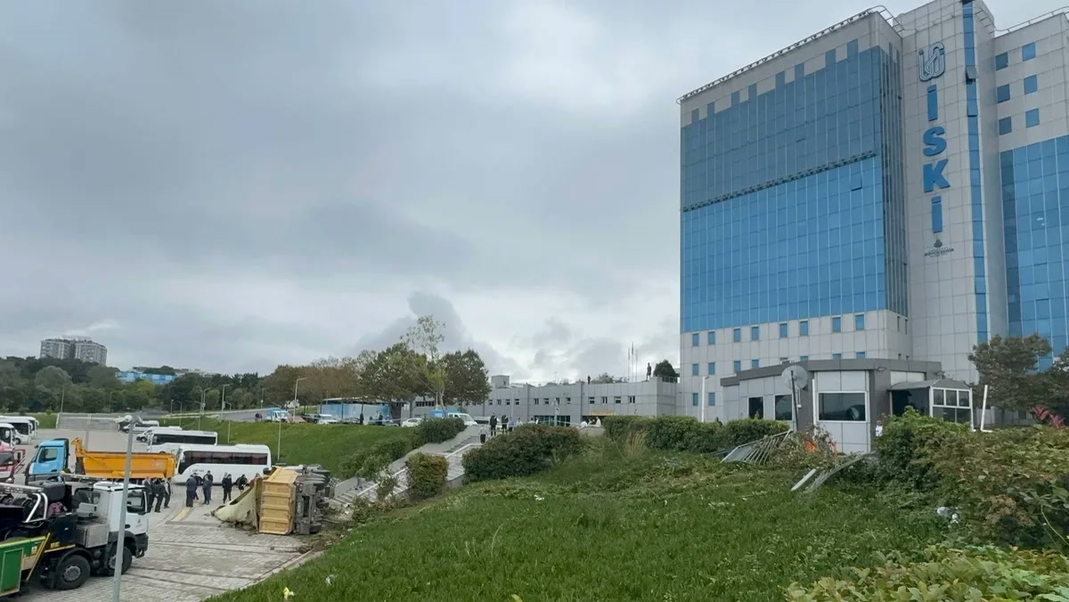 İstanbul Eyüpsultan'da kontrolden çıkan hafriyat kamyonu öyle bir yolculuğa çıktı ki