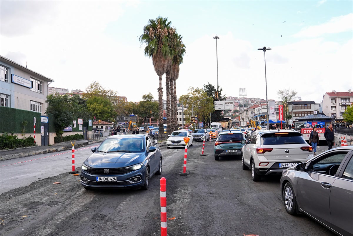 İstanbul Eyüpsultan'da İSKİ'nin bitmeyen çalışması trafiği tek şeride düşürdü: 1,5 aydır çile çeken sürücülere