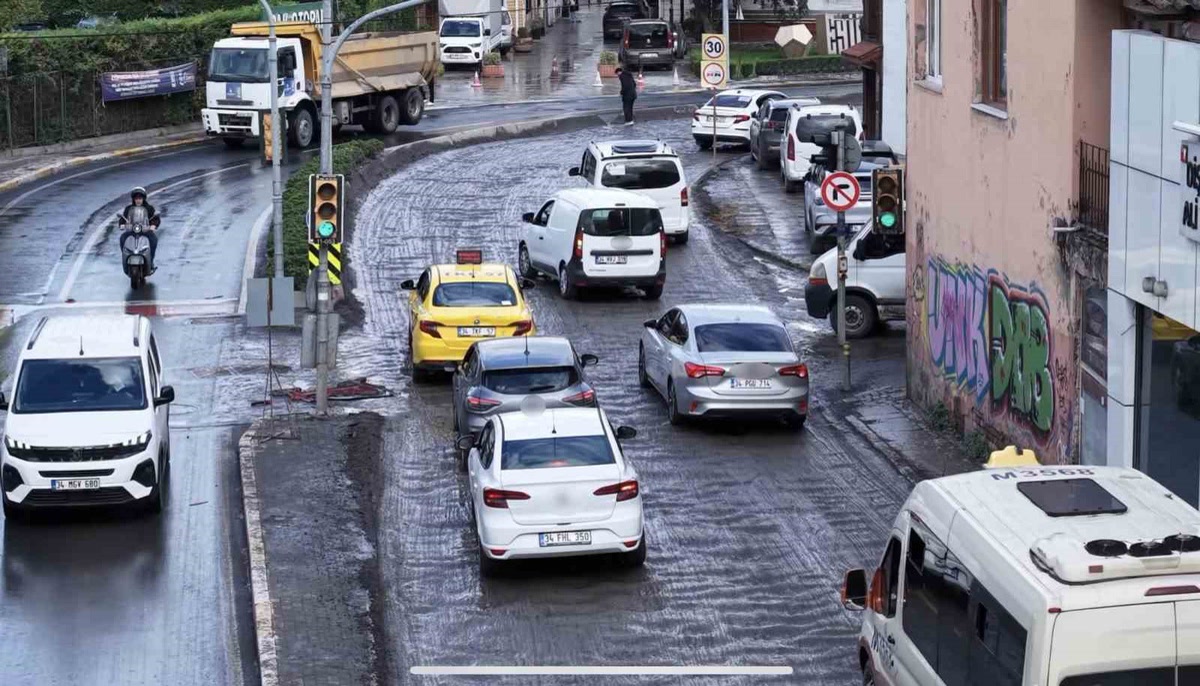 İstanbul Eyüpsultan'da İSKİ'nin bitmeyen çalışması trafiği tek şeride düşürdü: 1,5 aydır çile çeken sürücülere