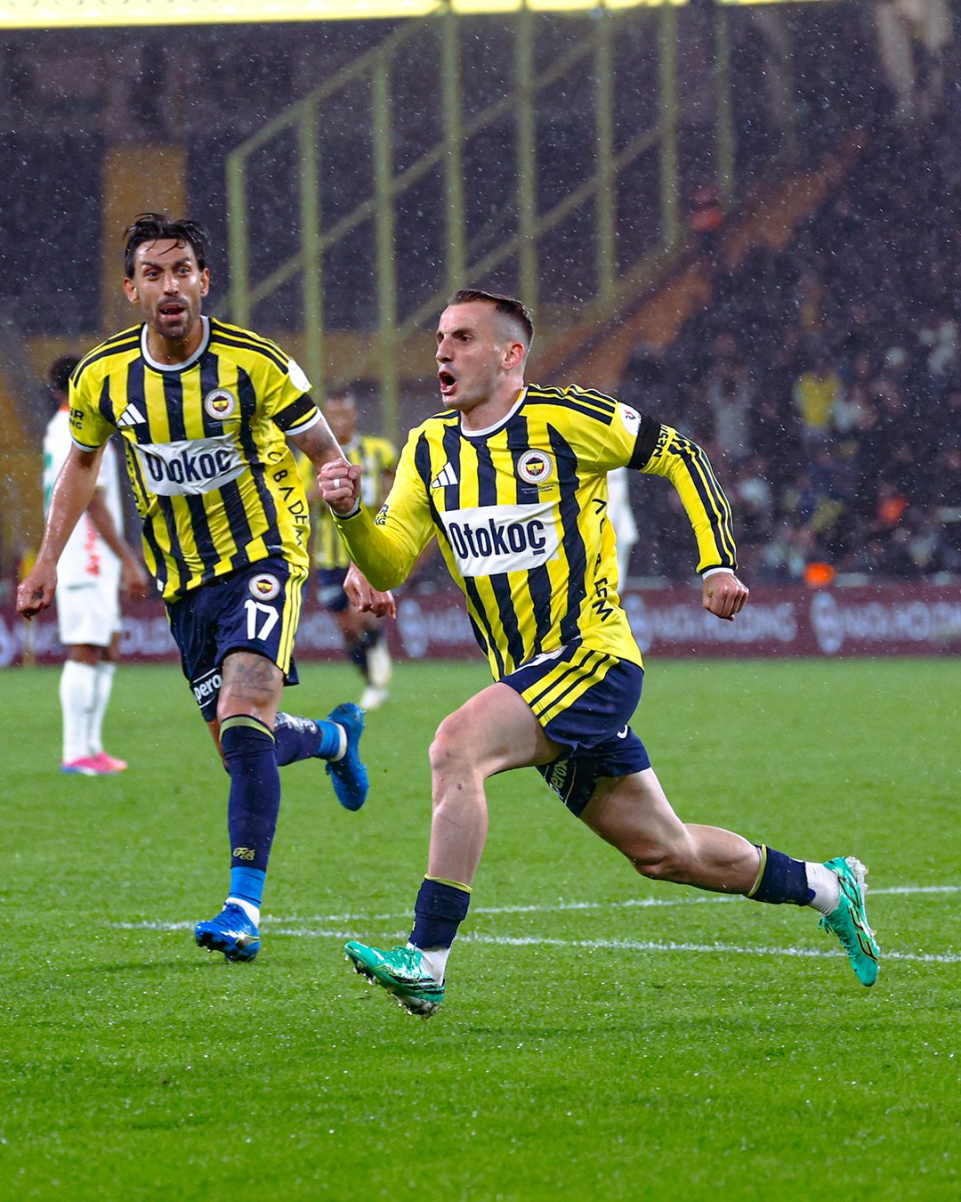 İstanbul Kadıköy'de Fenerbahçe - Alanyaspor maçında Greenwood'un penaltısı kurtarıldı, ağlara giden üç top say