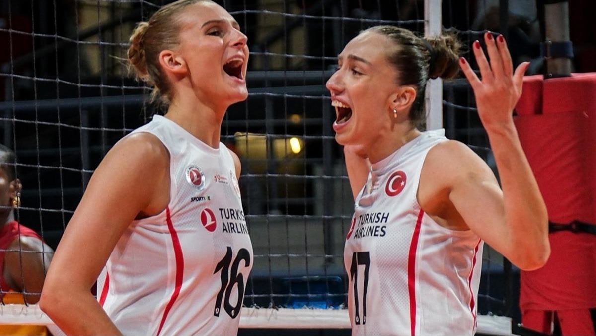 İstanbul'da Filenin Sultanları'nın bayrakları Boğaz'a asıldı, Galatasaray Daikin ise 2-0 öndeyken öyle bir şey