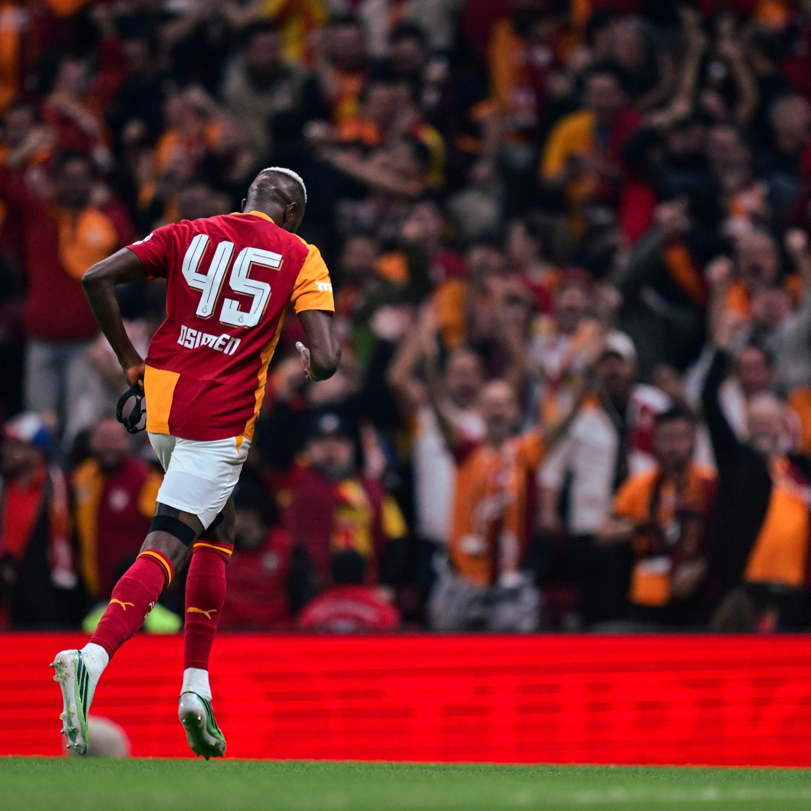 Victor Osimhen derbide attığı gole koşarken