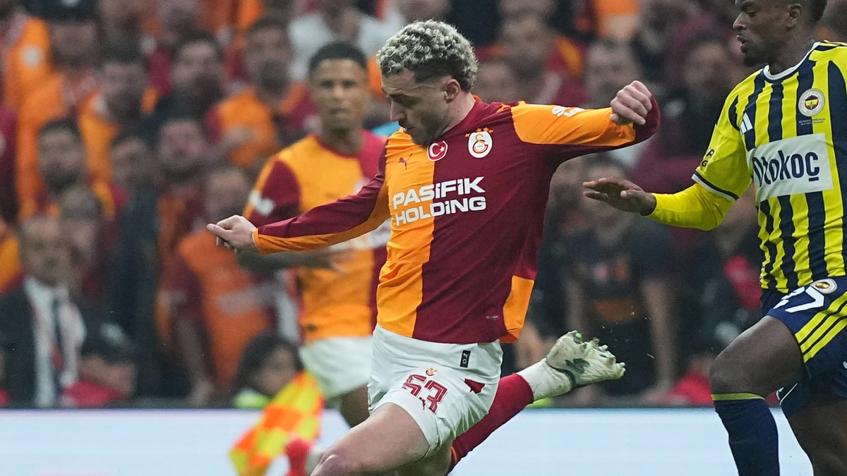 Galatasaray'dan Barış Alper Yılmaz (53) derbide Fenerbahçe'li rakibiyle top mücadelesinde