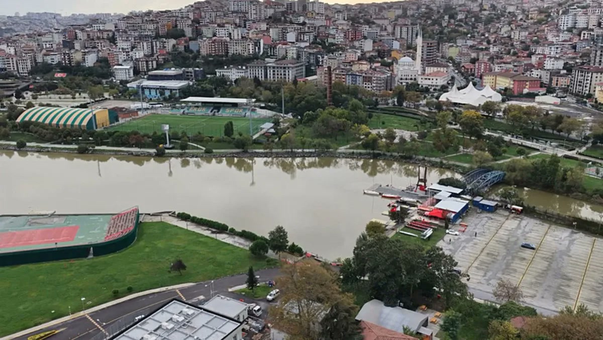 İstanbul'da sağanaktan sonra Haliç ve İstanbul Boğazı kahverengiye boyandı: havadan görüntülenen Küçüksu Deres