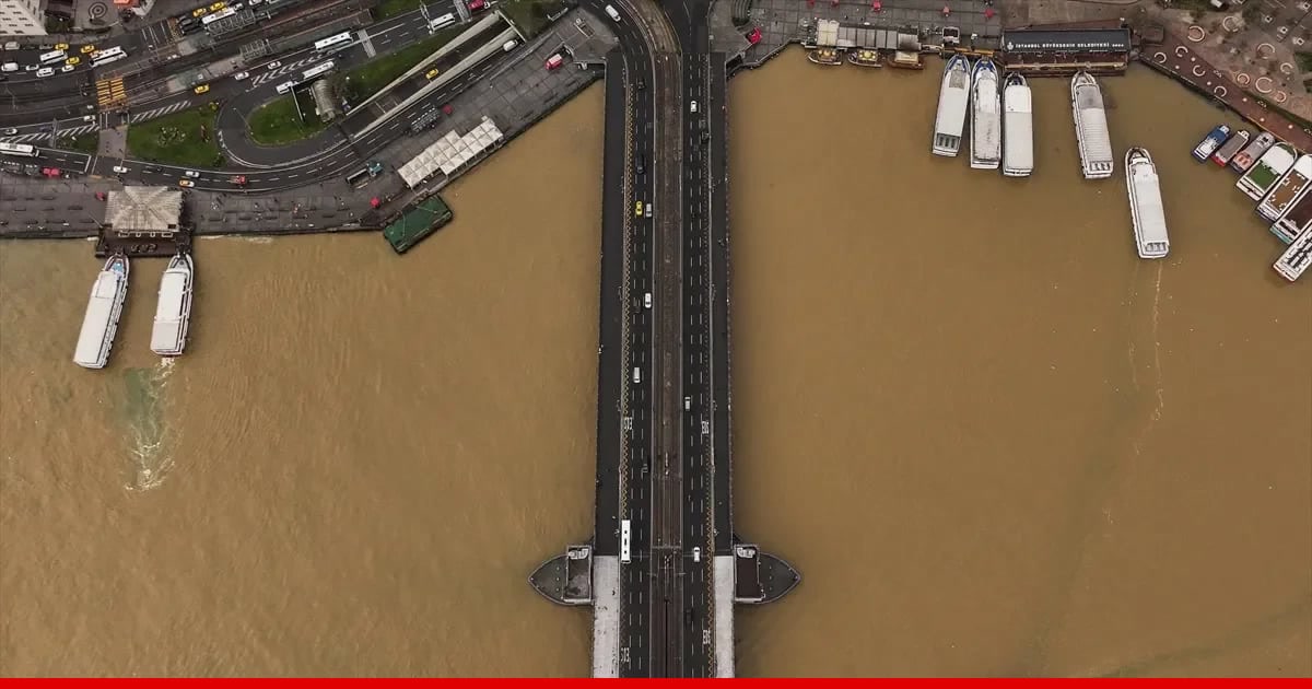 İstanbul'da sağanaktan sonra Haliç ve İstanbul Boğazı kahverengiye boyandı: havadan görüntülenen Küçüksu Deres