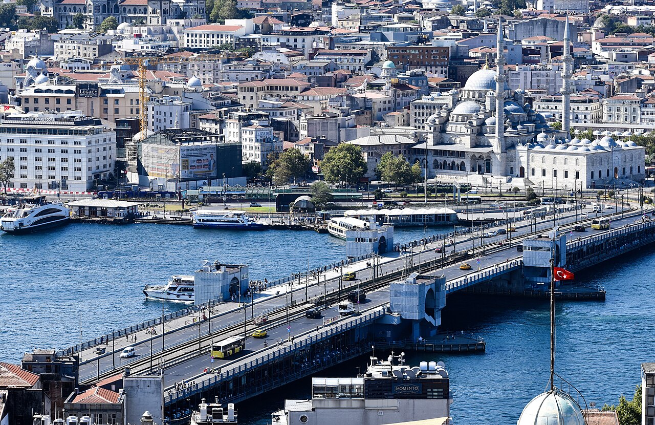 GÖVDE — Galata Köprüsü ve üzerindeki araç trafiği, Galata Kulesi'nden 2024 çekimi (Wikimedia Commons, serbest lisans); '
