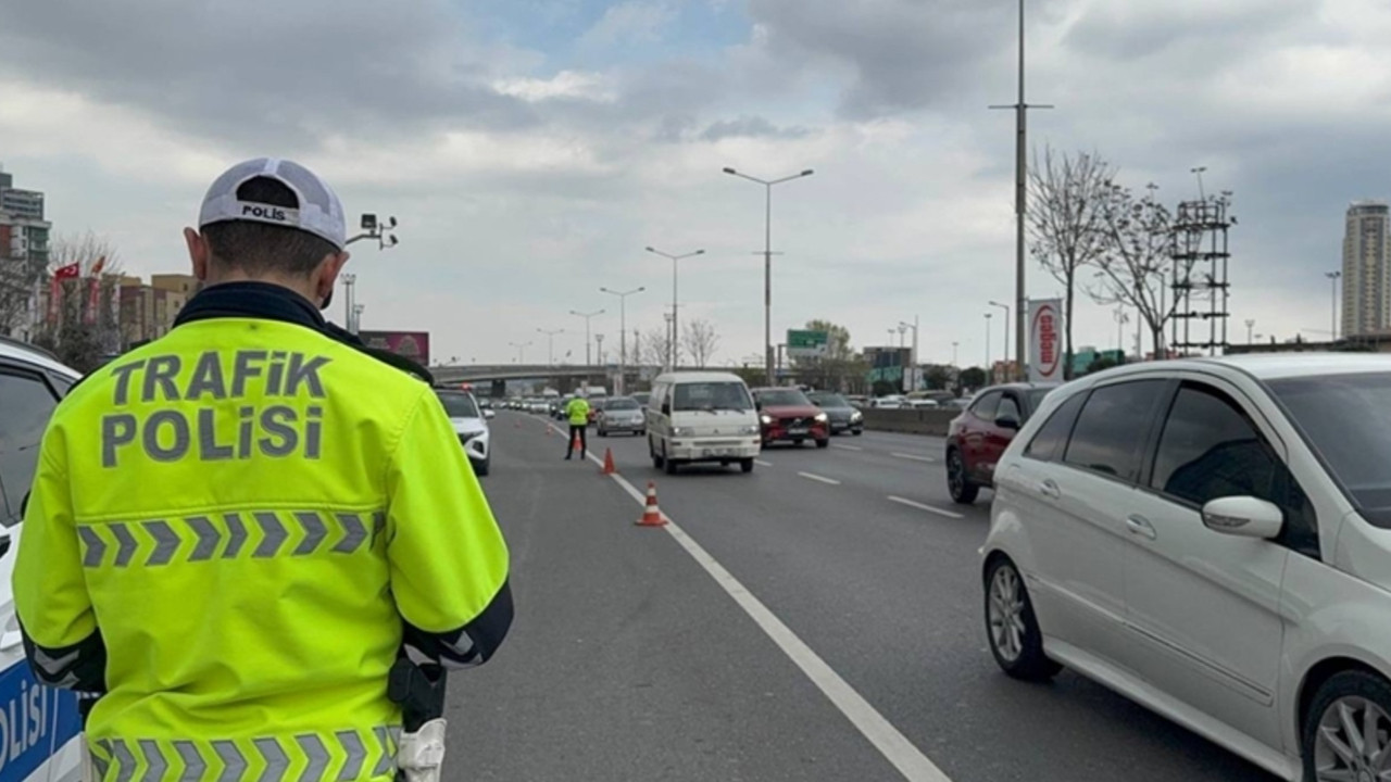 GÖVDE — Trafik polisi yol kapatma noktasında araçları yönlendiriyor, 1280x720, yazı yok; kapalı yollar tablosunun üstüne