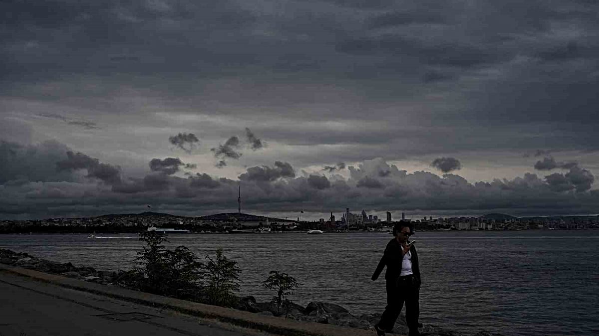 İstanbul üzerinde yağmur bulutları