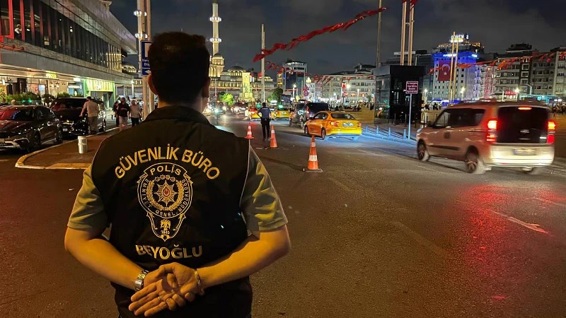 İstanbul'da Huzur İstanbul uygulaması gece yarısını geçti: 529 gözaltının yanında polisin kasasından neler çık