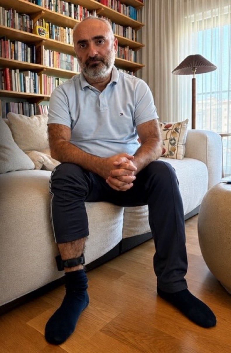 İsmail Saymaz evinde, ayağında elektronik kelepçeyle