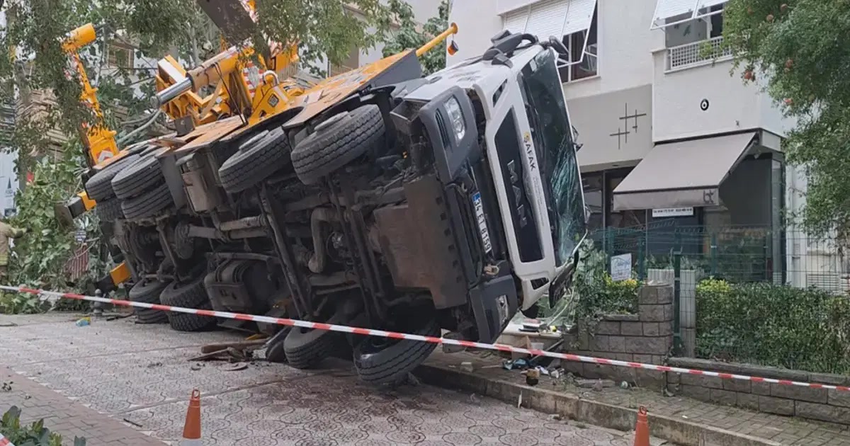 İstanbul Kadıköy’de bir vinç 11 katlı binanın üzerine devrildi: altında kalan oldu mu?