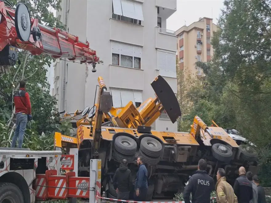 İstanbul Kadıköy’de bir vinç 11 katlı binanın üzerine devrildi: altında kalan oldu mu?