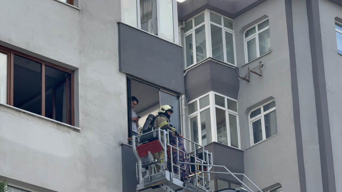 İstanbul Kadıköy'de yangın: 8 katlı binayı duman sardı, sakinler evlerinde mahsur kaldı, kurtarma operasyonunu