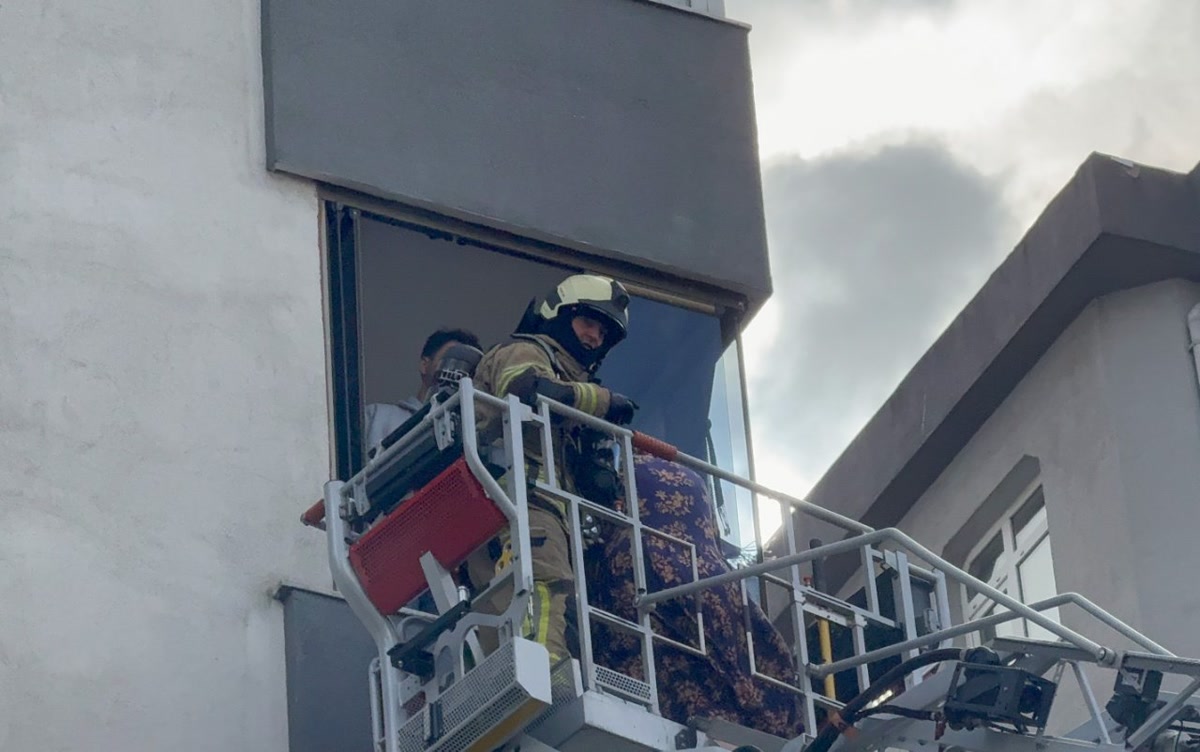 İstanbul Kadıköy'de yangın: 8 katlı binayı duman sardı, sakinler evlerinde mahsur kaldı, kurtarma operasyonunu