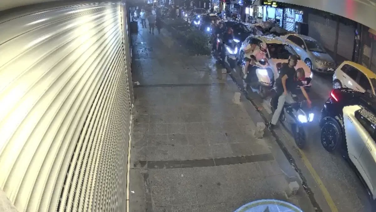 İstanbul Kağıthane'de kuyumcuya silahlı saldırı: Kepenge kurşun yağdıran ikili, tetik çekilirken bir yandan ne