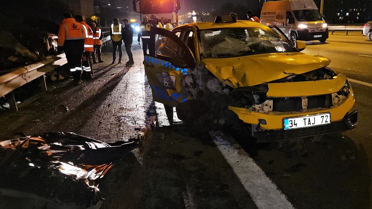İstanbul Kağıthane'de gece 01.00'de TEM'de taksi kazası: Bariyerlerin arasına sıkışan otomobilin içinde ne old