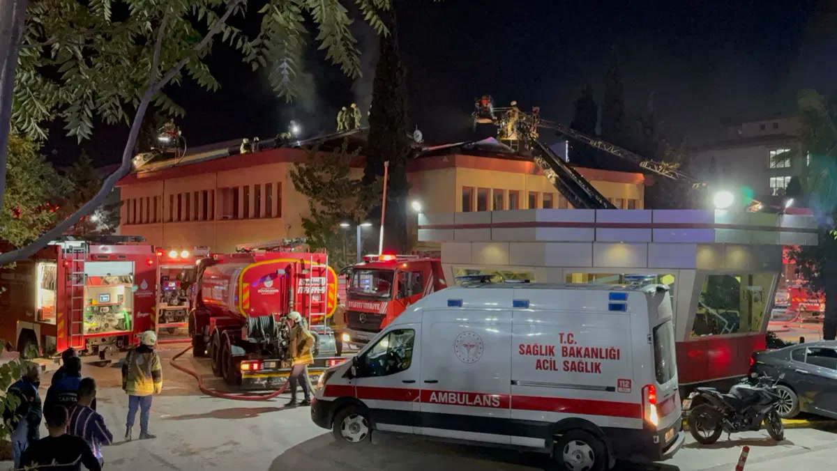 İstanbul Kartal'da Koşuyolu Hastanesi'nin çatısı alev aldı Hastalar ne yaşadı?