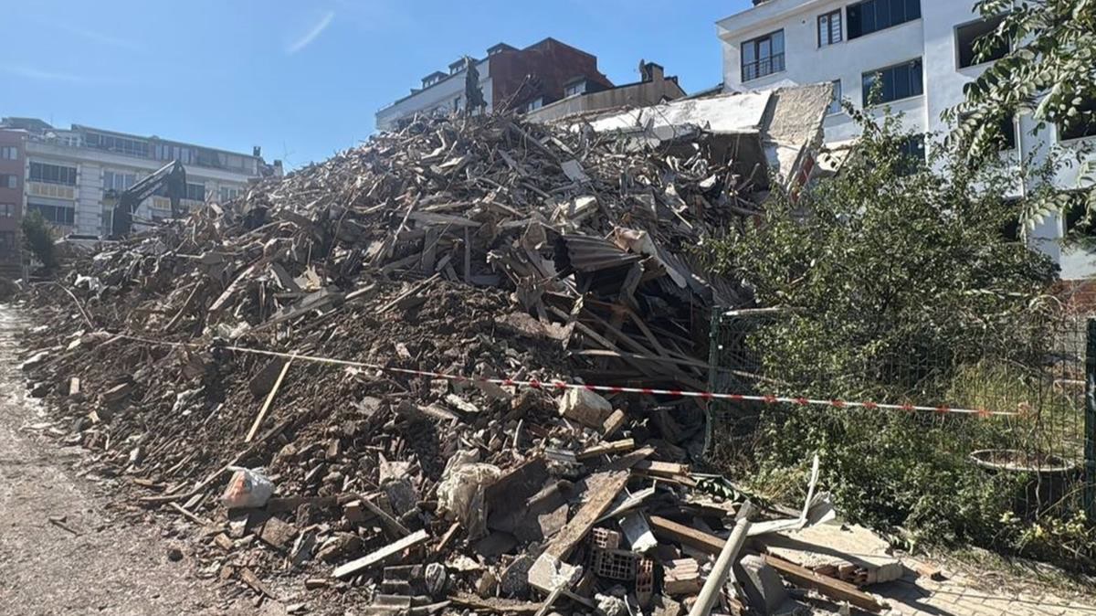 İstanbul Küçükçekmece'de kentsel dönüşüm yıkımı sırasında 7 katlı bina çöktü sokakta neler yaşandı?