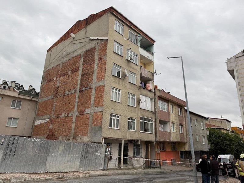 İstanbul Küçükçekmece'de banyoda fayanslar çatladı, binadan çatırtı sesleri gelince 14 daireli bina boşaltıldı