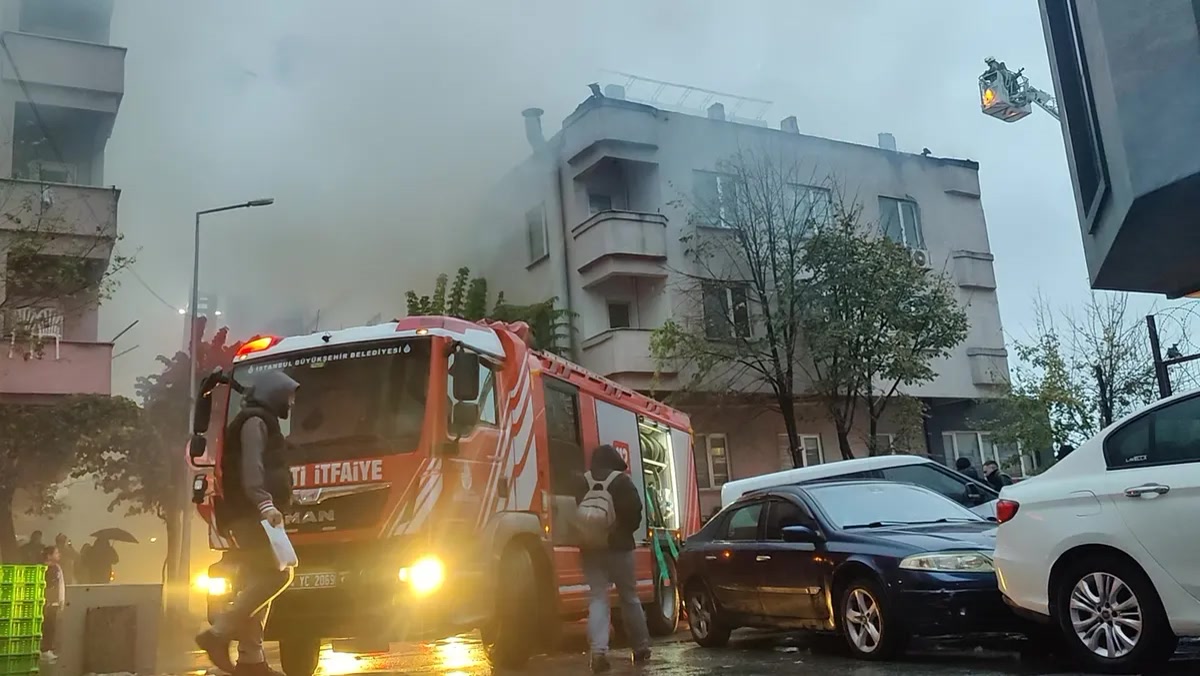 İstanbul Küçükçekmece yangın son durumu: Tekstil atölyesinin çatısındaki alevler yan binaya nasıl sıçradı?