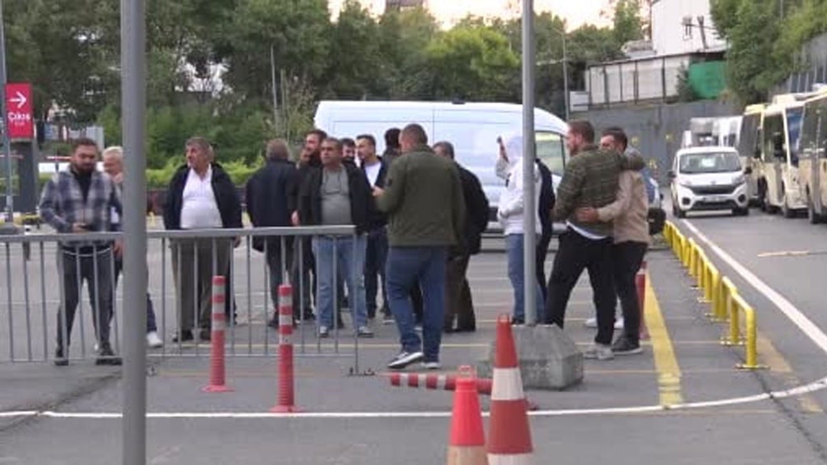 İstanbul'da minibüsçüler İBB önünde kontak kapattı: 'Metro geldikçe biz bittik' diyen A-47 hattında 31 araçtan