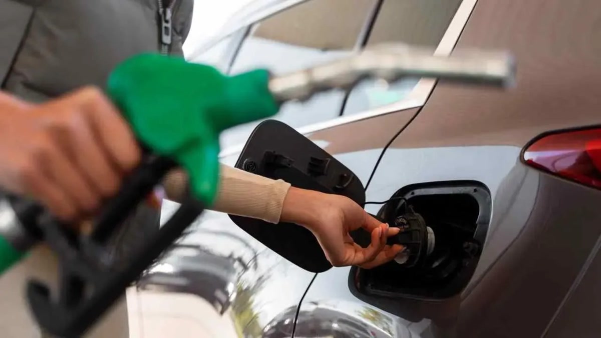 İstanbul'da gece yarısı pompada tabela ters döndü: motorine zam vurdu, benzine indirim geldi, 6,39 liralık far