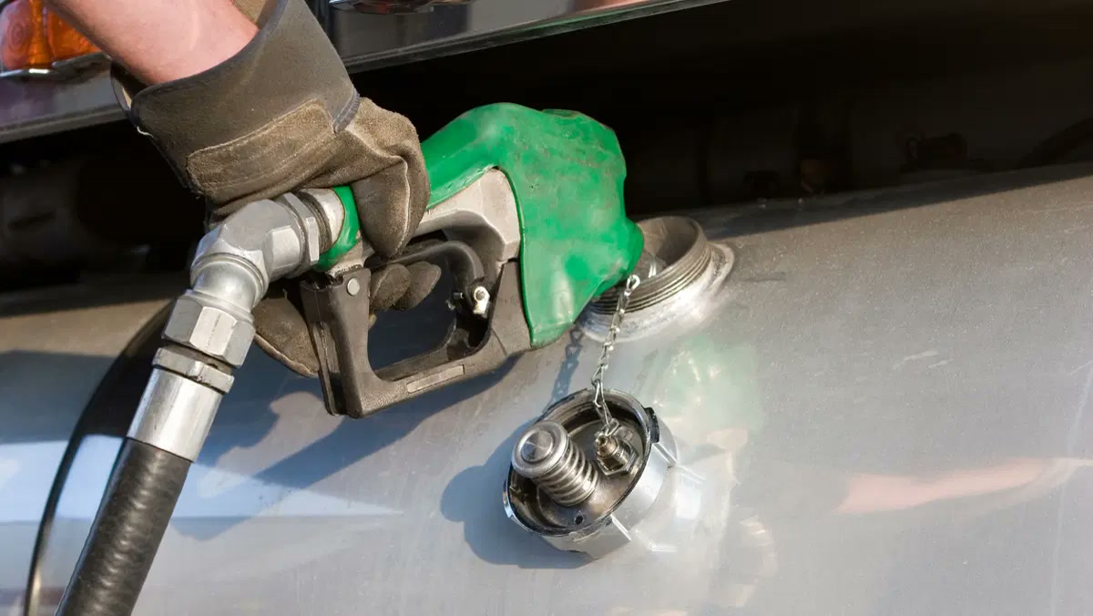 İstanbul'da gece yarısı pompada tabela ters döndü: motorine zam vurdu, benzine indirim geldi, 6,39 liralık far