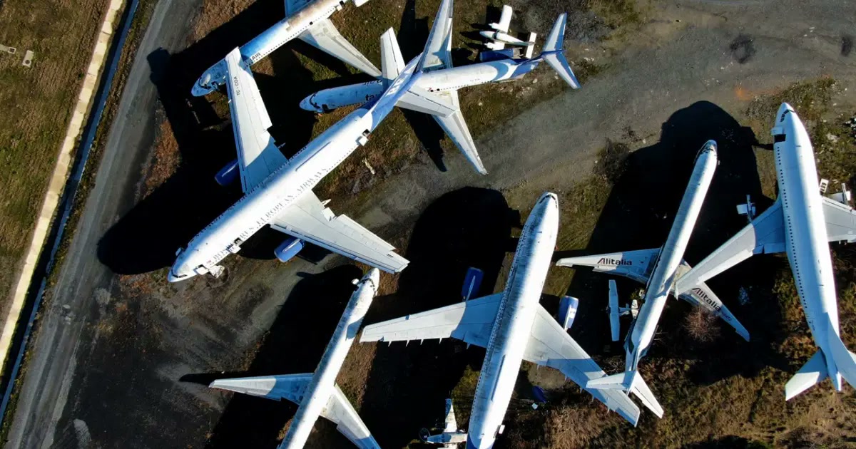 İstanbul'da Onur Air iflas etti: Atatürk Havalimanı'nda bekleyen uçakların kimi motorsuz, kimi kapısı açık Pek